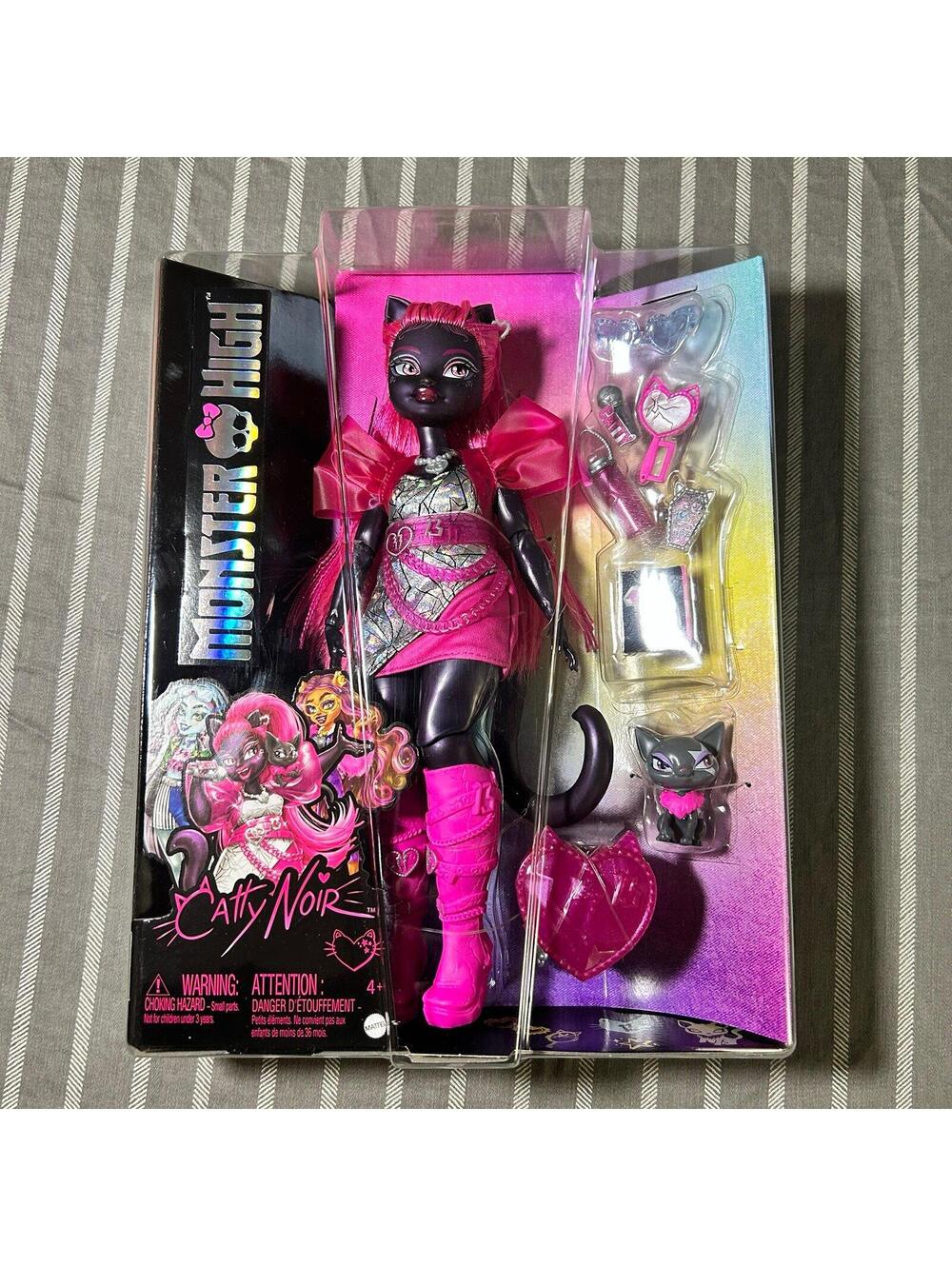 Monster High Catty Noir Fashion Doll with Pet Cat Amulette and Accessories